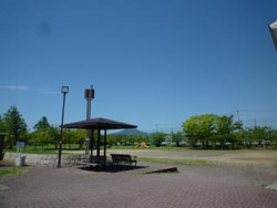 西川ふれあい公園の敷地にある広い芝生広場とあずまや風景