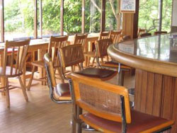 ディニーズガーデンにあるウッド調のカフェラウンジ風景