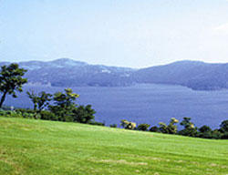 箱根の山々に囲まれた大自然の風景を一望できるドッグラン風景