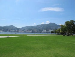 長崎水辺の森公園の芝生風景