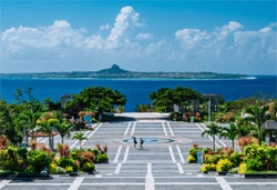 海洋博公園の中央の広場と周りの風景