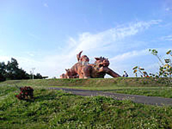 カママ嶺公園にある巨大シーサーの遊具と周辺風景