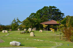 木々に囲まれた島根県立万葉公園のあずまや風景と石畳の歩道