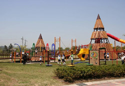 大型のコンビネーション遊具がある永野川緑地公園の多目的広場